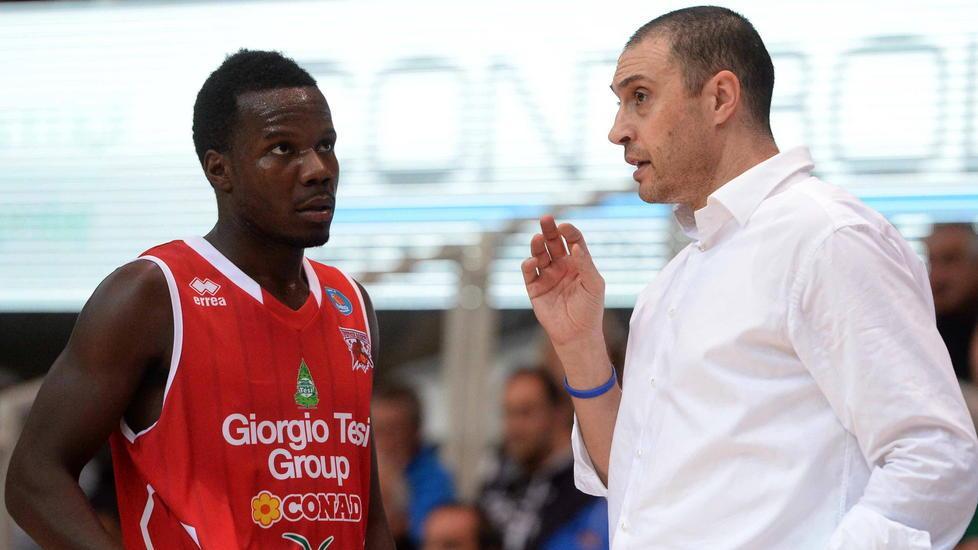Coach Esposito dà indicazioni a Moore durante una partita al PalaCarrara (Foto Gori)