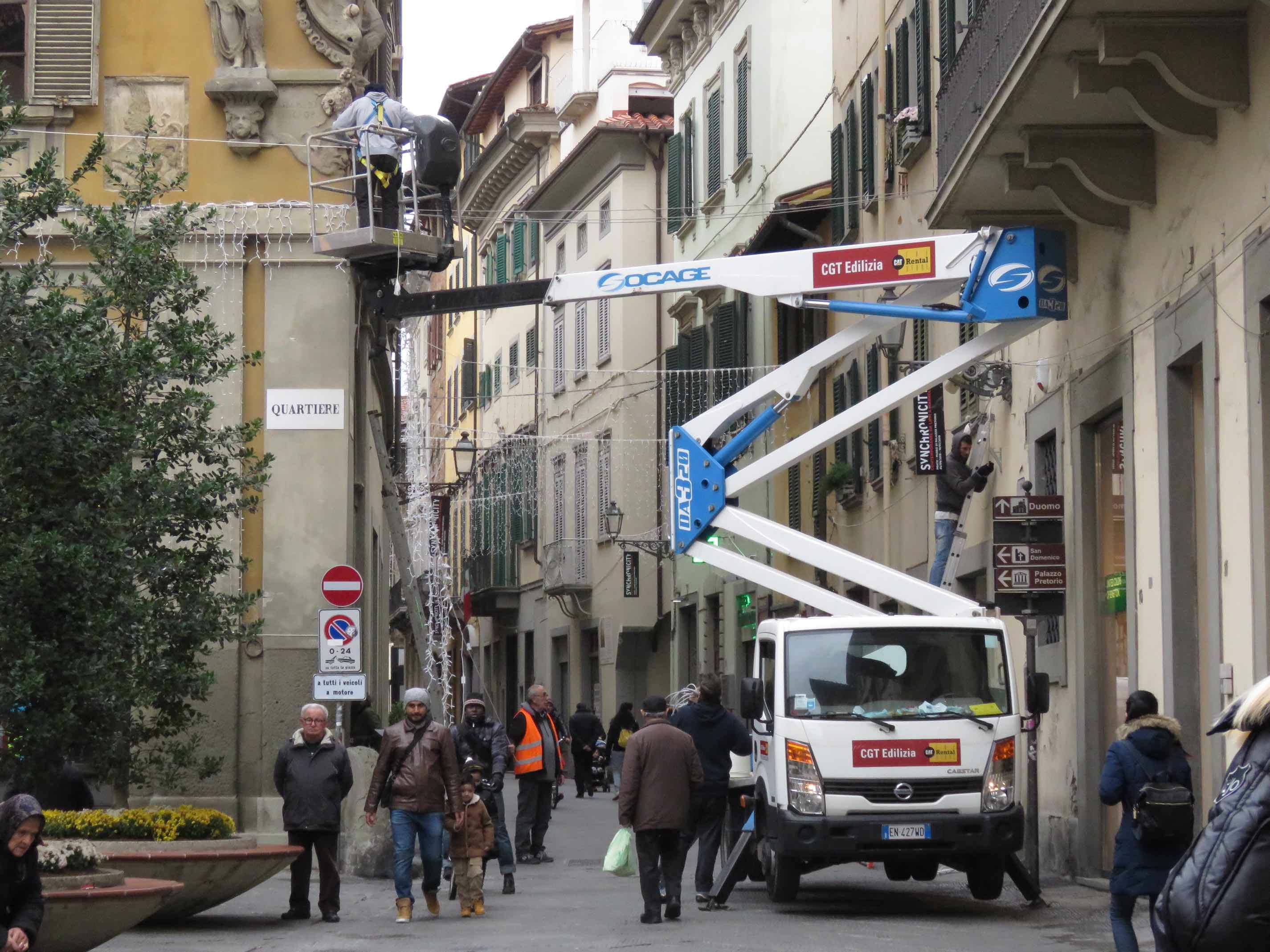 Il montaggio delle luminarie in centro a Prato (foto Batavia)