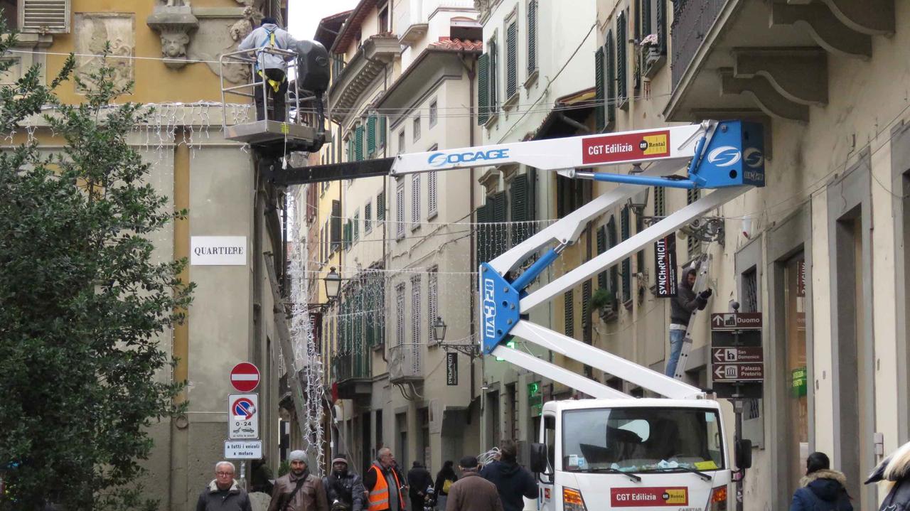 Il montaggio delle luminarie in centro a Prato (foto Batavia)