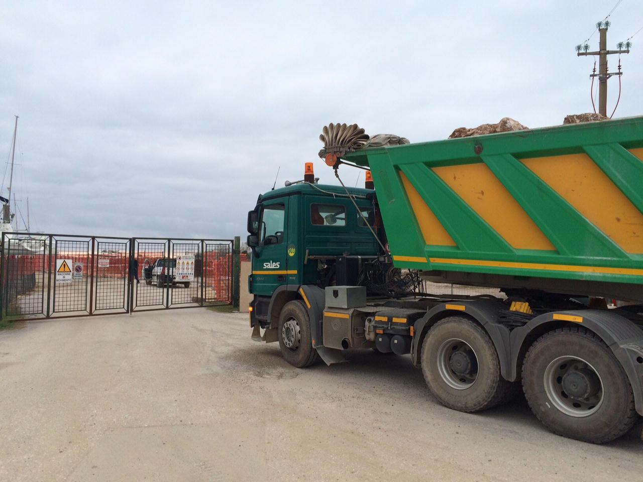 Camion della Sales davanti al cancello del porto