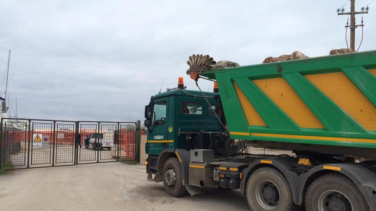 Camion della Sales davanti al cancello del porto
