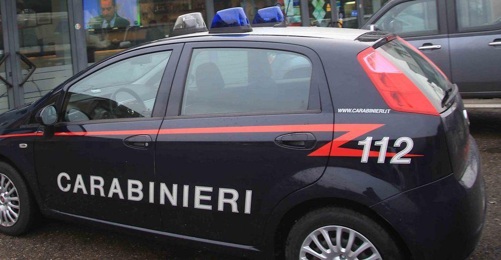 Prende a bastonate l’auto dei carabinieri per andare in cella 