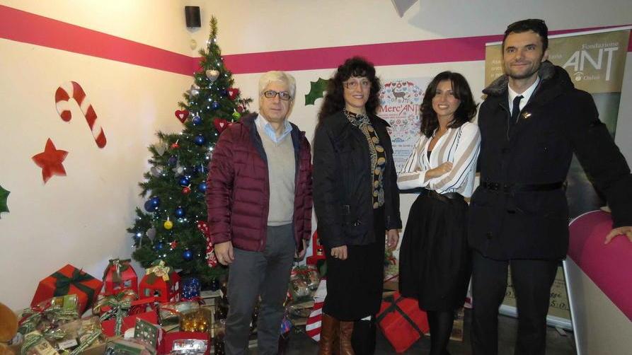 Inaugurato in via Cairoli il Merc’Ant di Natale