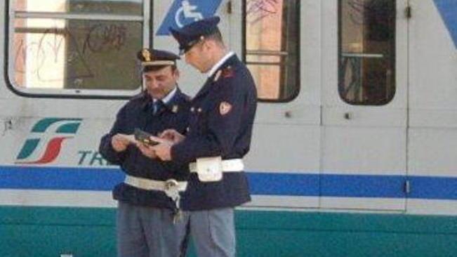 Fermato sul treno per un controllo picchia i poliziotti