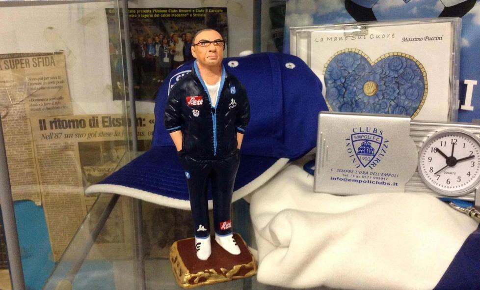 Tra i cimeli spunta la statuina di Sarri