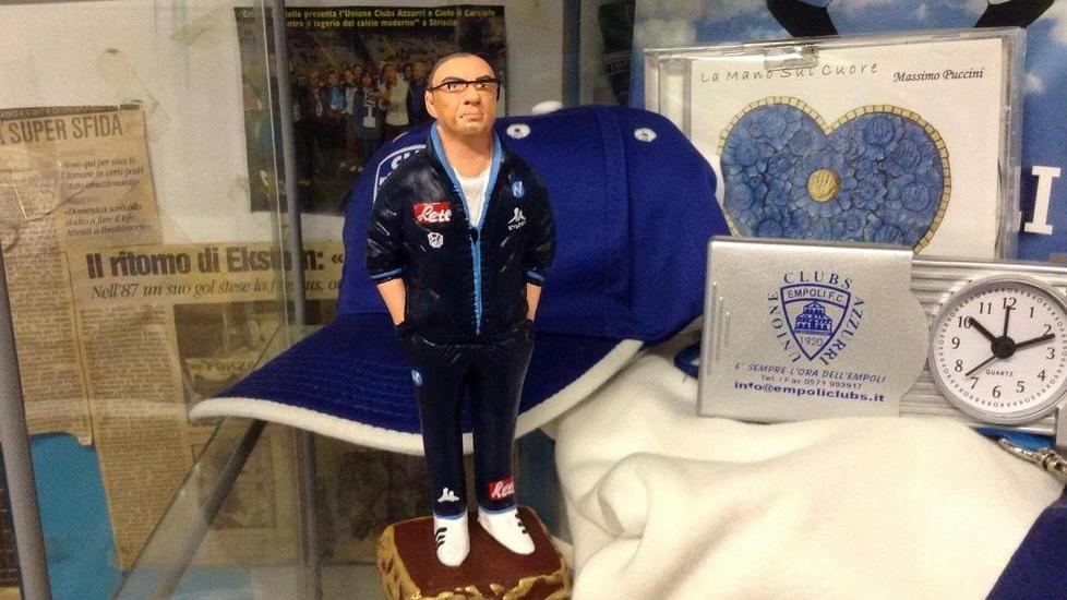 Tra i cimeli spunta la statuina di Sarri