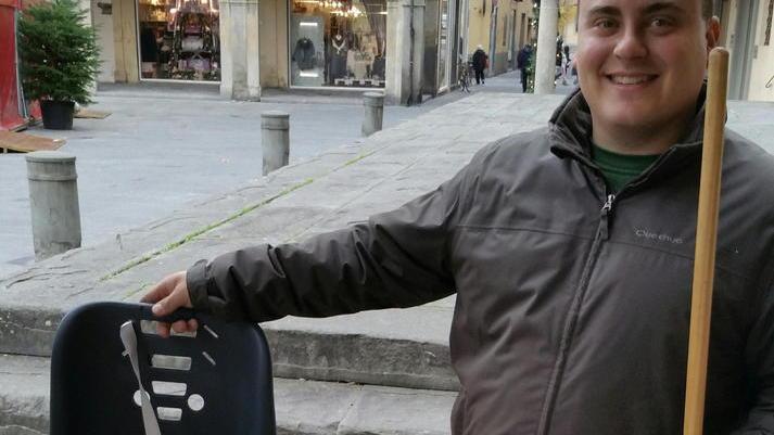 Smonta il seggiolino e ruba la bici