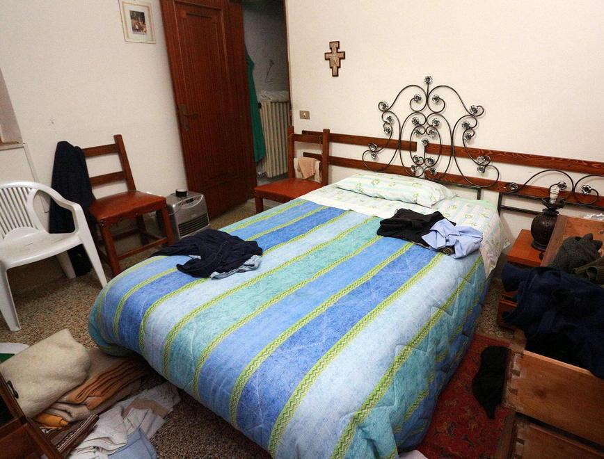 Rubano al parroco mentre prega con 50 fedeli 