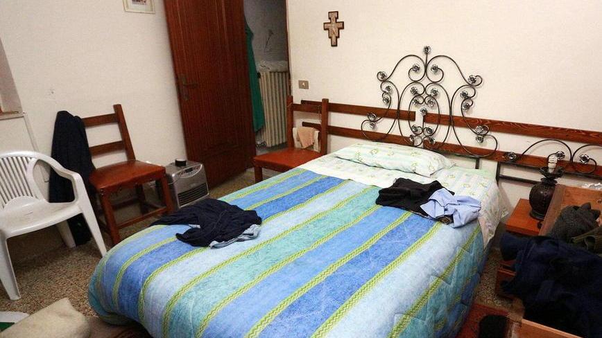 Rubano al parroco mentre prega con 50 fedeli
