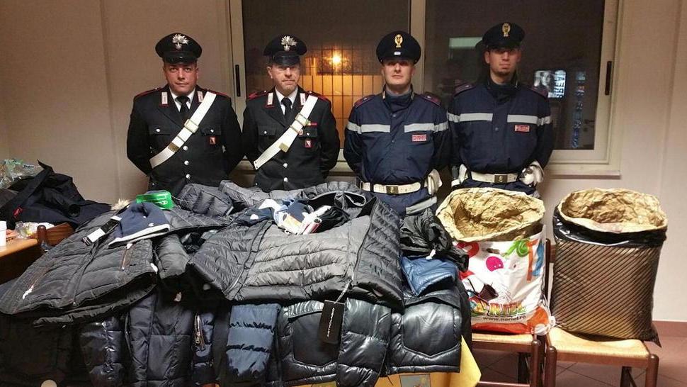 In due rubano abbigliamento e fuggono con l’auto a noleggio