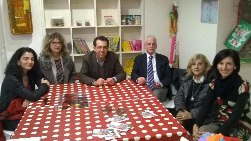 Genitori a fare shopping bimbi a giocare in ludoteca