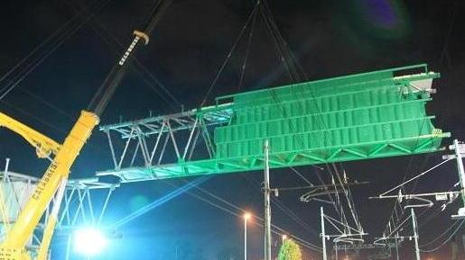 Montata la passerella tra gli scambiatori