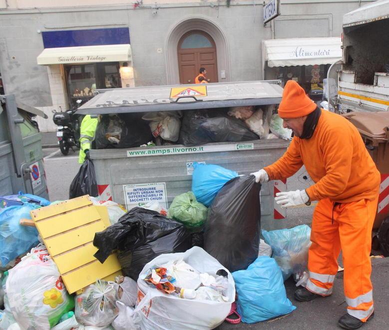 Spazzatura caos, un altro giorno per liberarcene 