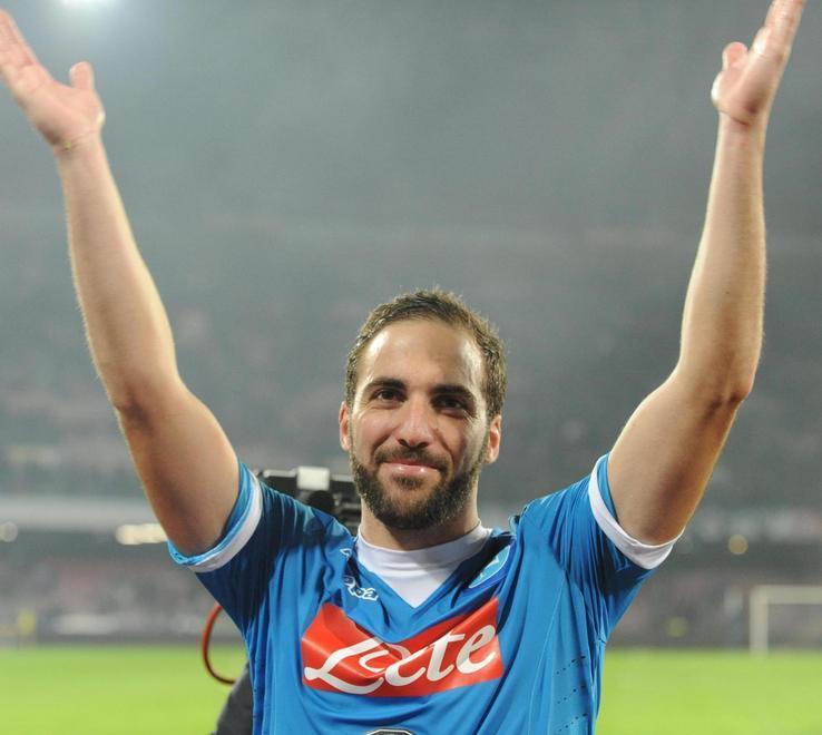Il Napoli corre da solo con i gol di Speedy Gonzalo 