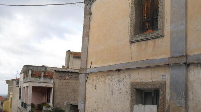 Casa pericolante, interviene il Comune