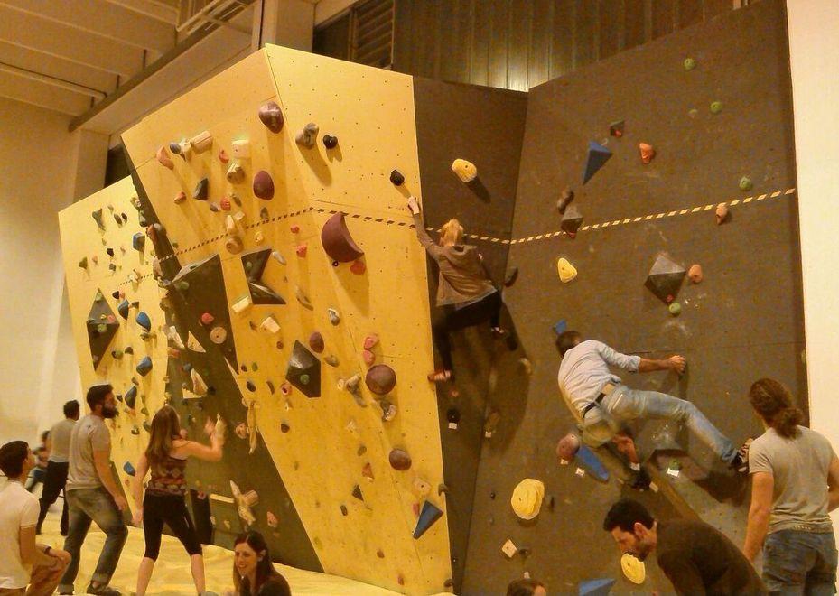 Una parete per l’arrampicata nella palestra di Felina