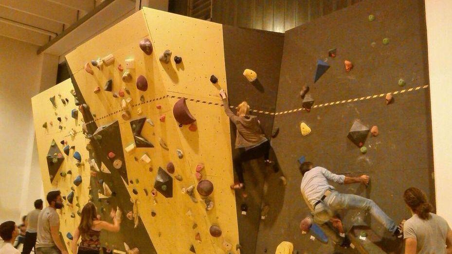 Una parete per l’arrampicata nella palestra di Felina