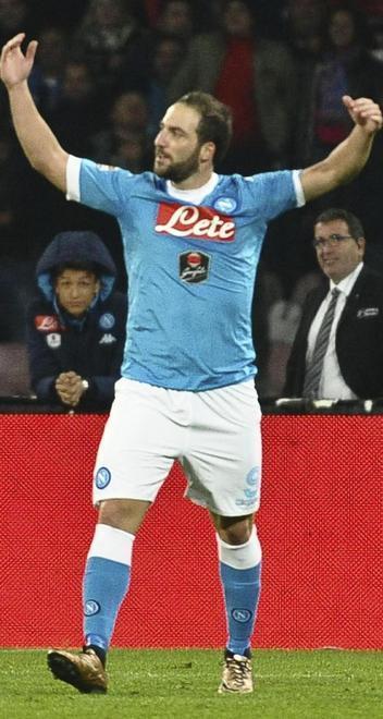Higuain re di Napoli «Adesso è lecito parlare di scudetto» 