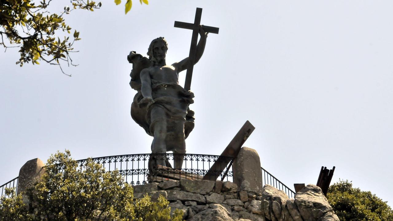 La statua del Redentore sul monte Ortobene