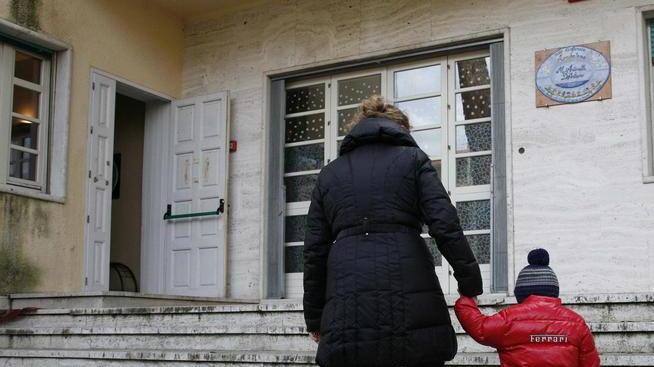 L'ingresso di una mamma col bimbo in un asilo nido