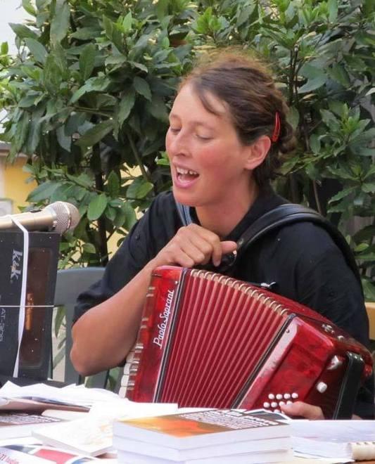 E ora Gorizia la cantano in centinaia 