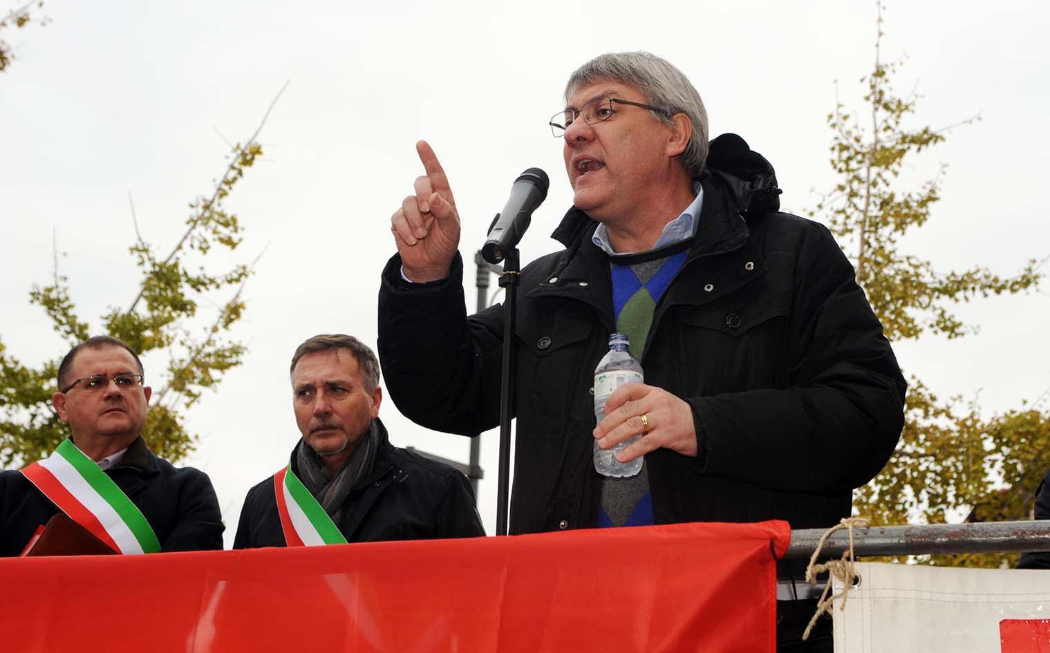 Landini parla in piazza (foto Paolo Barlettani)