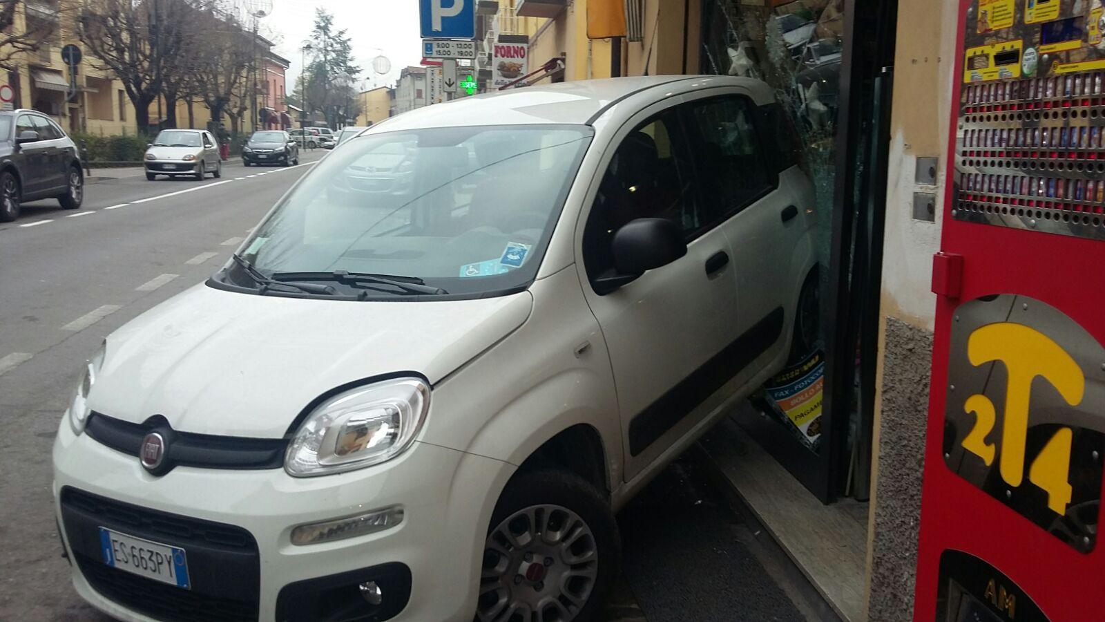 Sbaglia manovra e finisce con l'auto dentro la tabaccheria