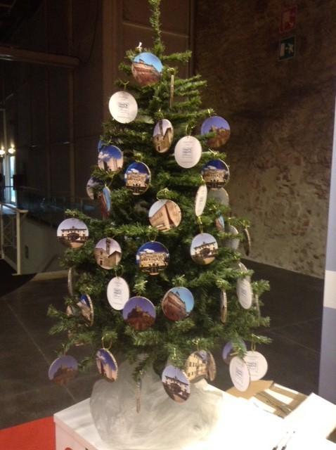 L'albero di Natale decorato con le raffigurazioni dei monumenti pratesi