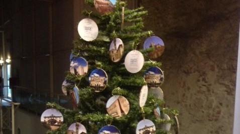 L'albero di Natale decorato con le raffigurazioni dei monumenti pratesi