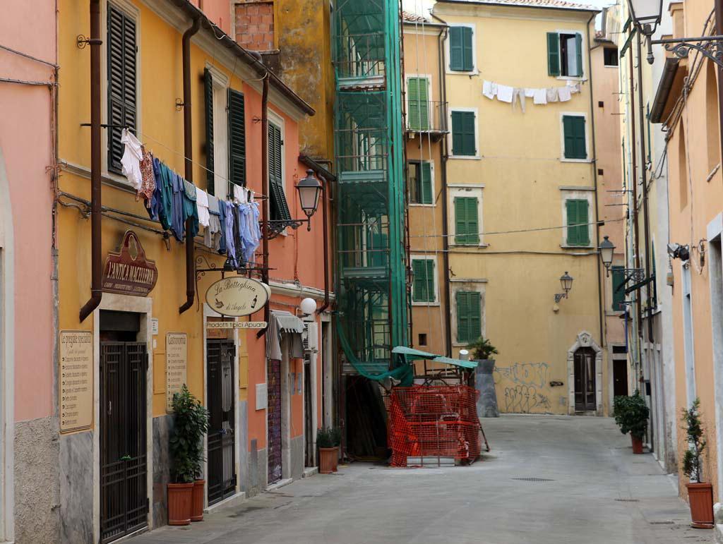 Carrara, panni stesi vietati, le massaie del centro fanno una petizione 