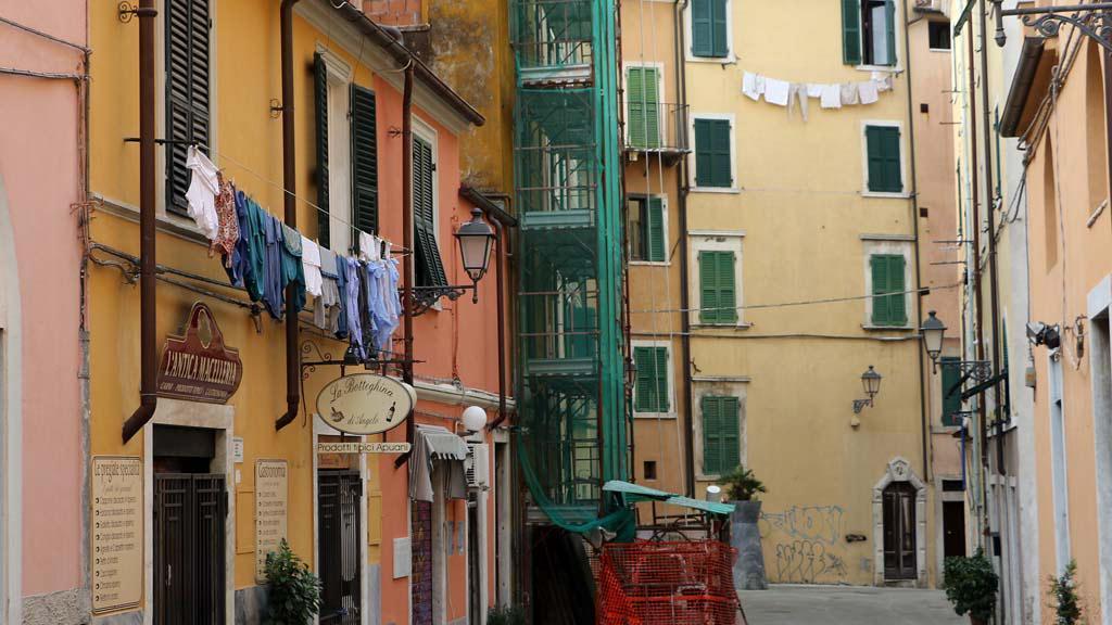 Carrara, panni stesi vietati, le massaie del centro fanno una petizione