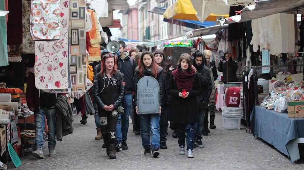 Gli studenti durante il corteo funebre