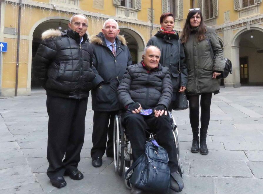 Giornata dei disabili: pochi in piazza del Comune per far sentire la propria voce 