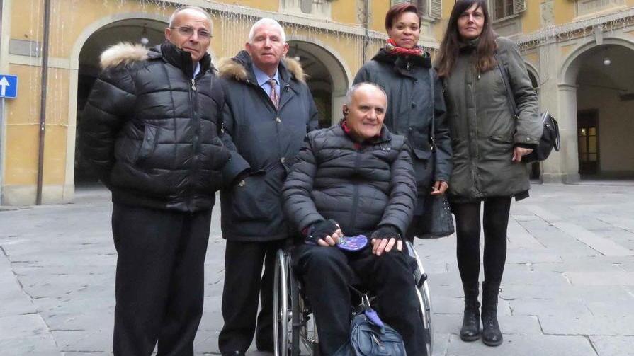 Giornata dei disabili: pochi in piazza del Comune per far sentire la propria voce