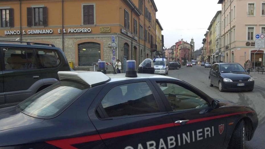 Lei parla con il ladro, i complici svaligiano le case del quartiere a Pavullo