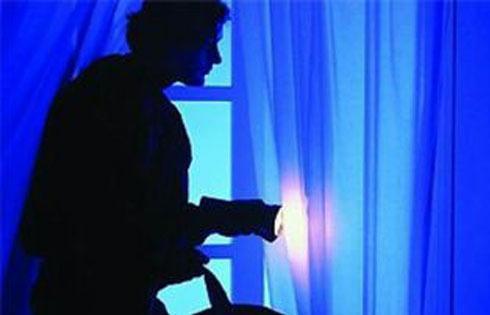 La ragazza si è ritrovata in casa due sconosciuti con la torcia 