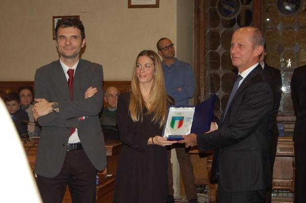 Il sindaco Matteo Biffoni e Giada Cavataio premiata dall'assessore regionale Stefano Ciuoffo