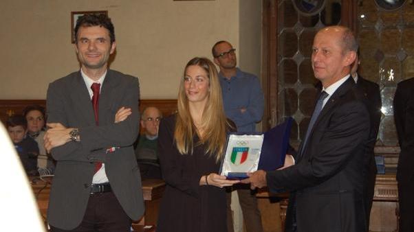Il sindaco Matteo Biffoni e Giada Cavataio premiata dall'assessore regionale Stefano Ciuoffo