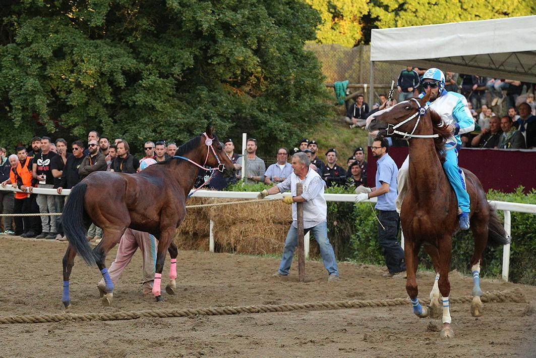 A destra Giosuè Carboni (Torre) ha appena impedito a Massarella di correre la finale del Palio 2015