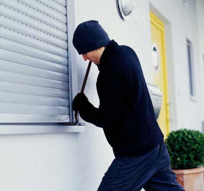 Sorprende i ladri in casa e li rincorre 