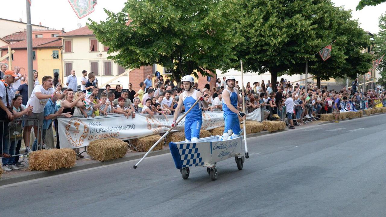 Un momento della scorsa edizione del Palio dei barchini (Foto Franco Silvi)