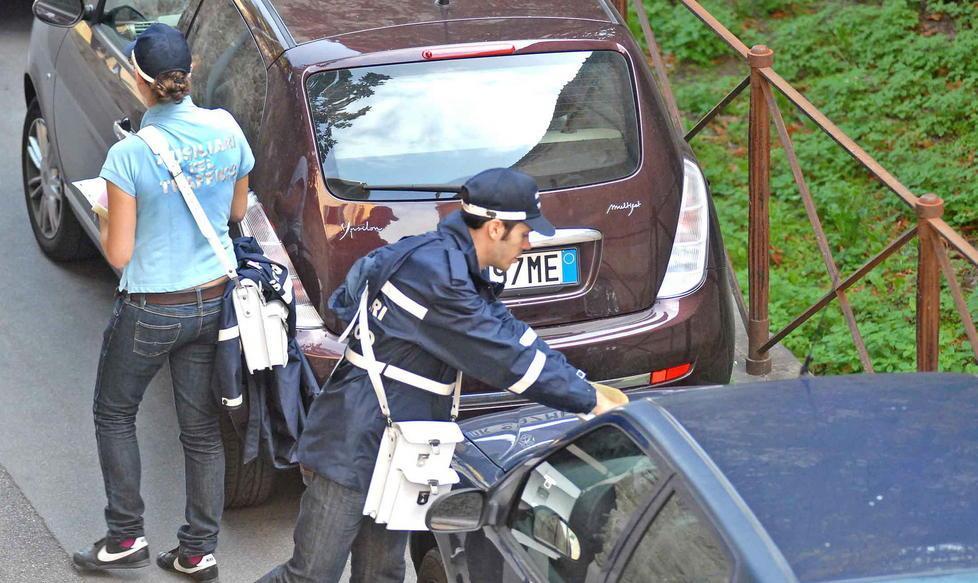 Volantini sulle auto in sosta vietata 