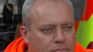L’addio ad Antonio tra l’arancione delle tante divise