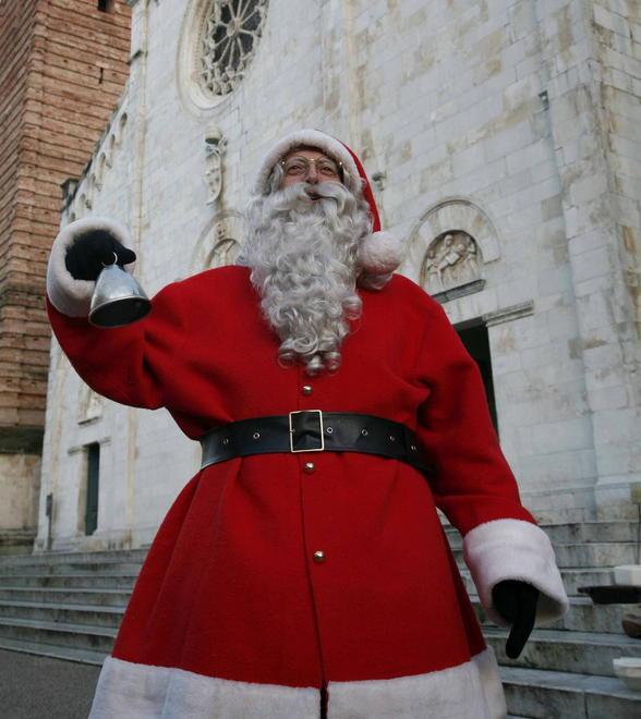 Natale in centro storico tra abeti, stand e gabbiani