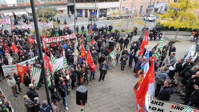 Il Pd: «Più impegno su ammortizzatori e pagamento del tfr»