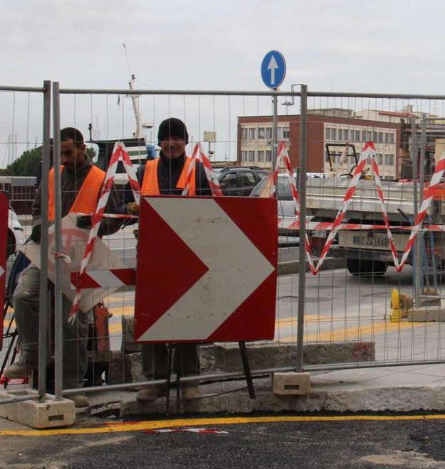 Ha fretta e tenta di superare al semaforo: si scontra con l’autobus sugli scali Cialdini
