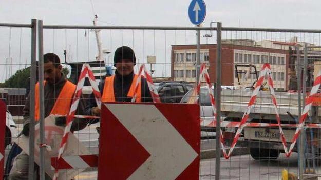 Ha fretta e tenta di superare al semaforo: si scontra con l’autobus sugli scali Cialdini