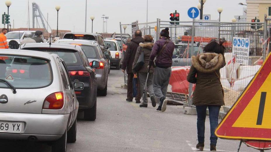 Scali Novi Lena, in coda per i lavori