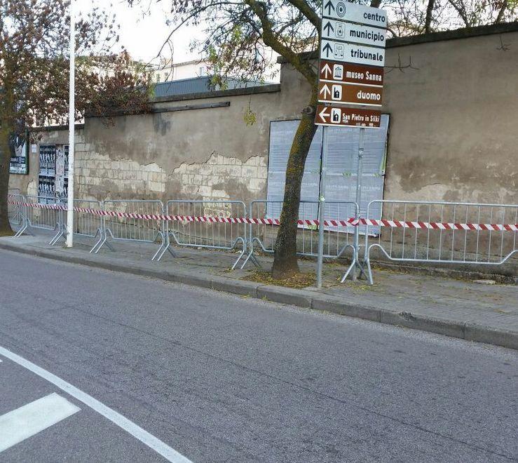 L’acqua piovana “attraversa” il muro del liceo Spano