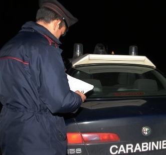 Lo scopre nella sua azienda e lo uccide a bastonate 